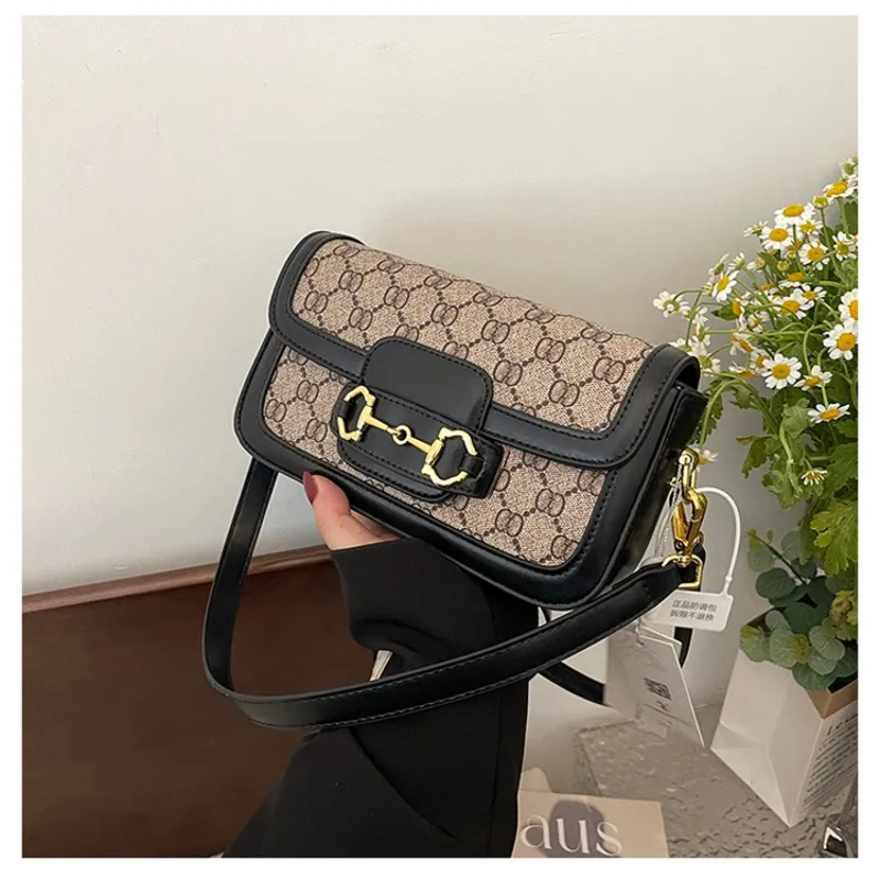 Bolsa Transversal Pequena Feminina 2026 Primavera com Estampa Vintage e Fecho Horsebit para o Dia a Dia - Bolsa Transversal de Couro PU Preta e Marrom
