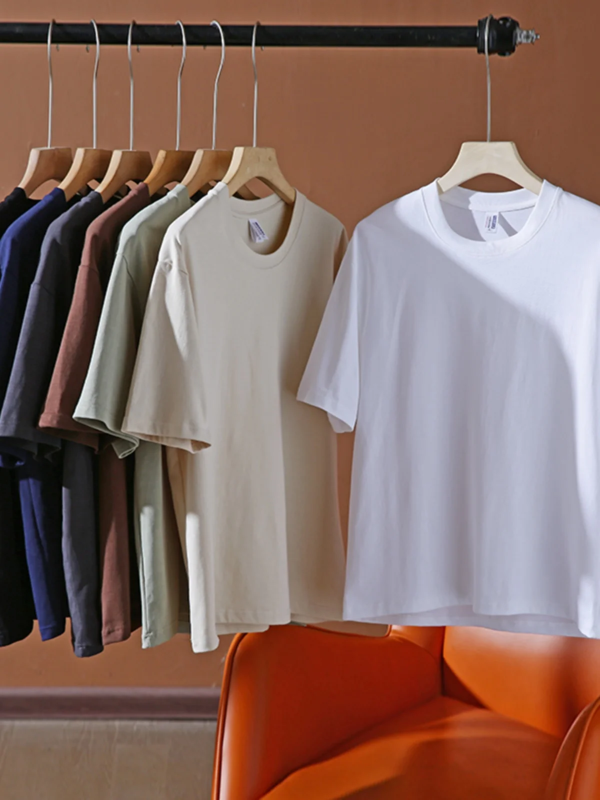 

Мужская футболка из плотного двойного хлопка, приятная к телу, мягкая, повседневная, универсальная, с коротким рукавом и круглым вырезом.