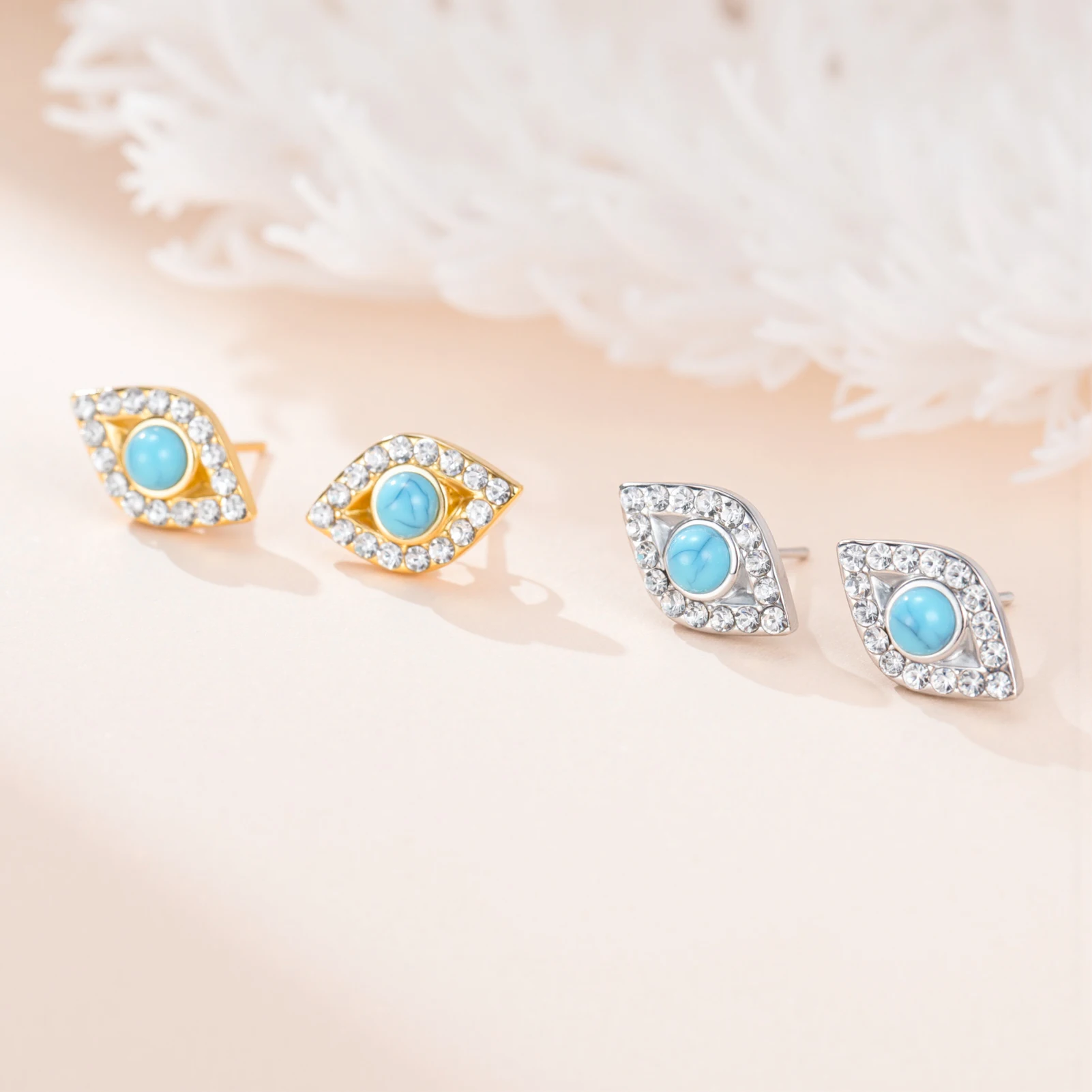 boucles d'oreilles œil turc dorées en acier inoxydable. Inspirées du célèbre symbole méditerranéen connu pour éloigner le mauvais œil, elles associent protection, féminité et élégance dans un bijou intemporel.

Le motif œil turc, également appelé Nazar Boncuk, est reconnu dans de nombreuses cultures comme un symbole de chance, de protection et d'énergie positive. Ces boucles d'oreilles constituent ainsi un accessoire tendance qui complète parfaitement une tenue quotidienne ou une occasion spéciale.