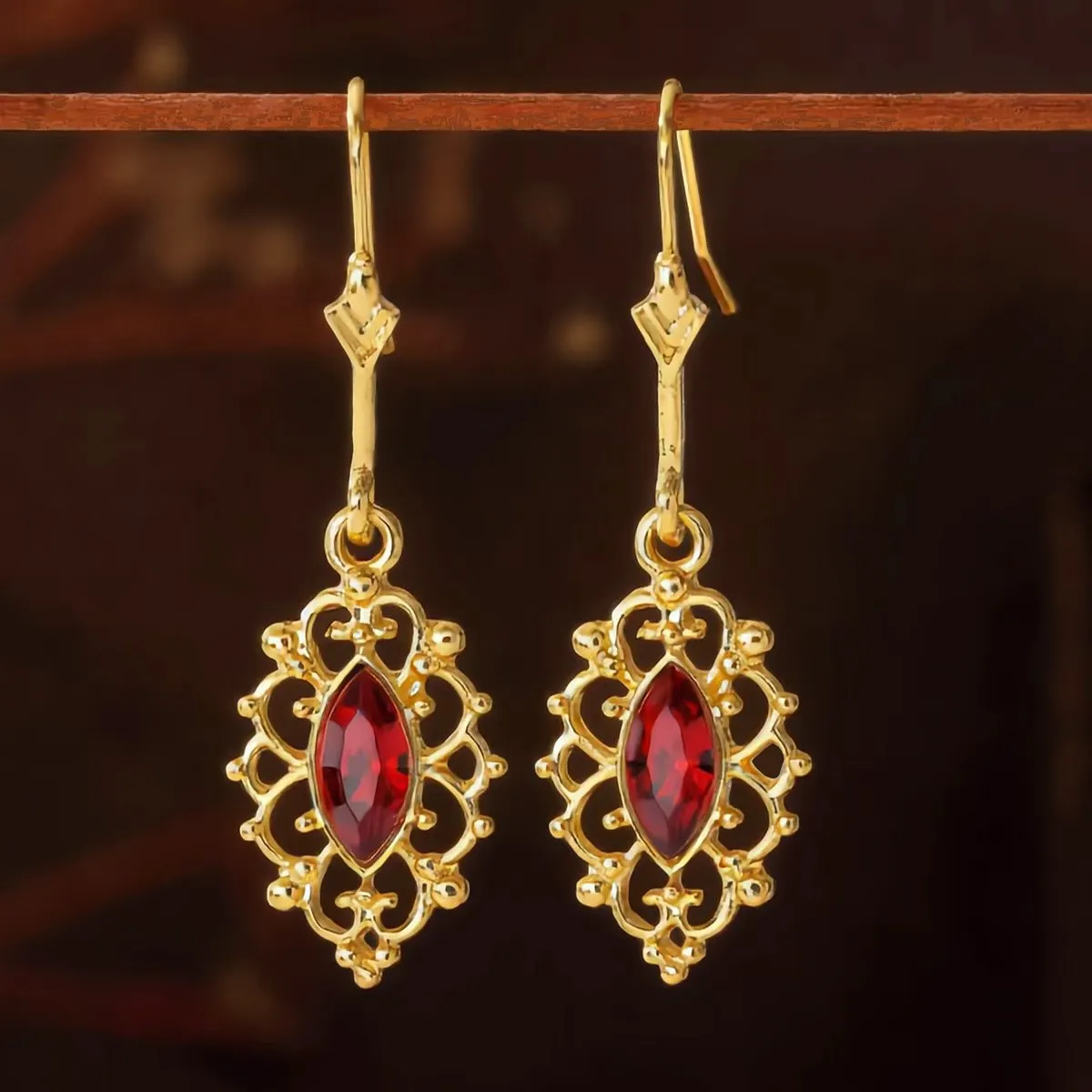 French-style diamond-shaped border embellished with round pearl-set artificial gemstones, ladies' pendant earrings for parties