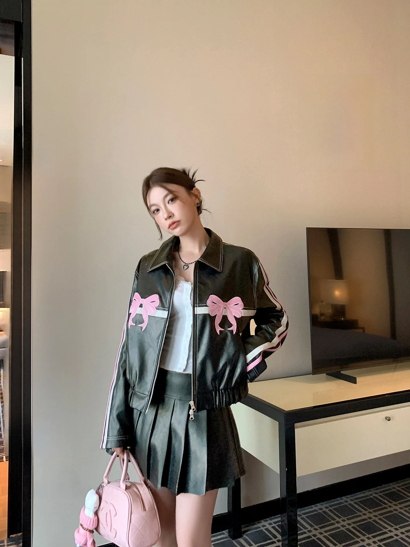 

Розовый галстук-бабочка из искусственной кожи, комплект из джерси и плиссированной юбки, женский модный повседневный наряд, костюм из двух предметов с узлом