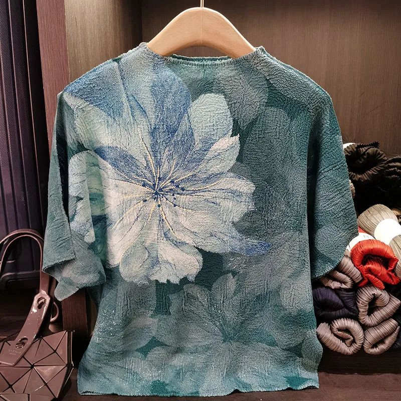 T-shirt plissettata Miyake 2025 T-shirt piega da donna estiva Design di nicchia Senso Piega Versatile stampa in rilievo Stampa floreale Top