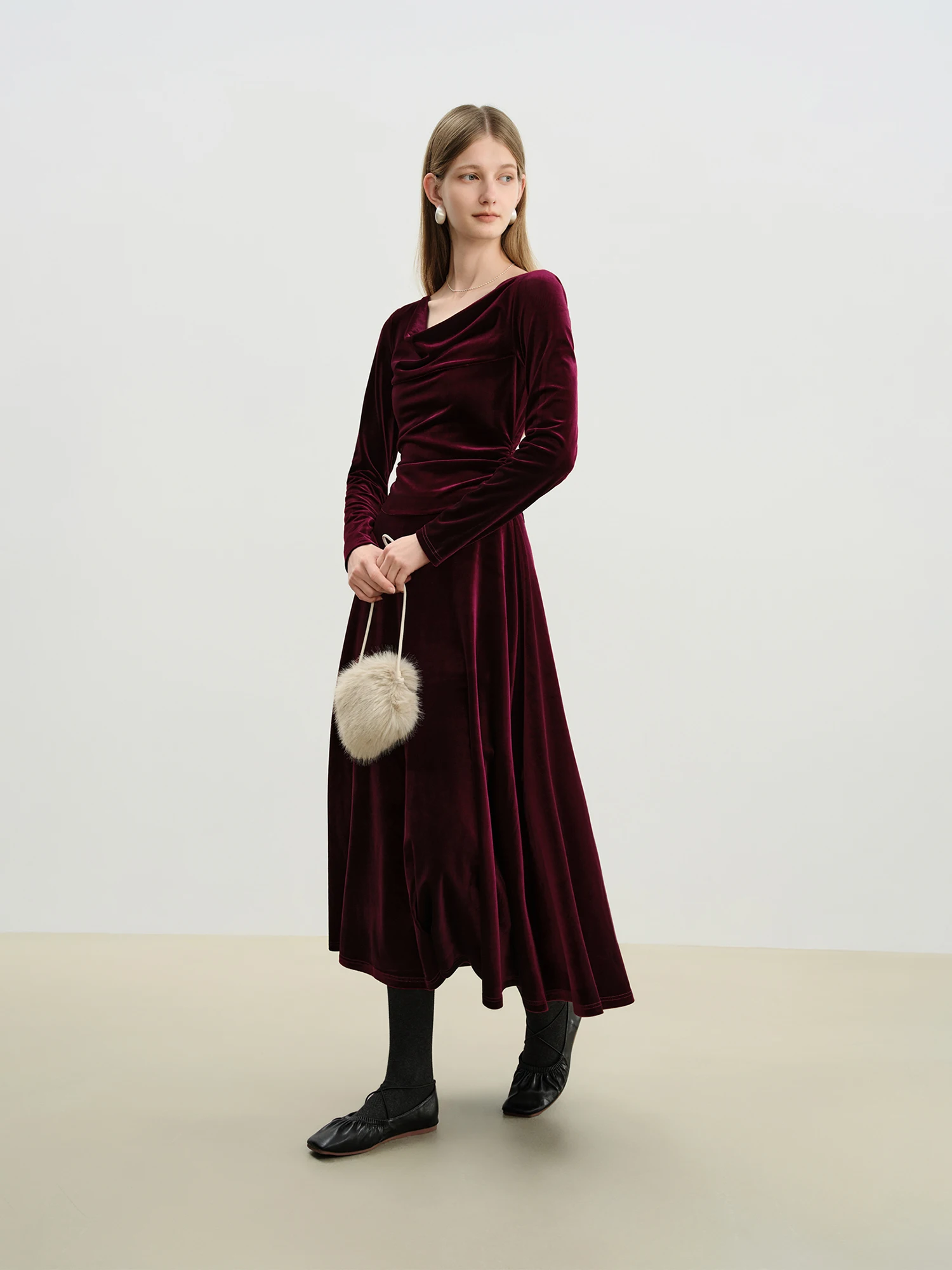 فستان ZIQIAO مخملي محدد الخصر وياقة متأرجحة ورقبة مائلة للنساء فساتين شتاء جديدة أنيقة على شكل حرف a بطيات #4