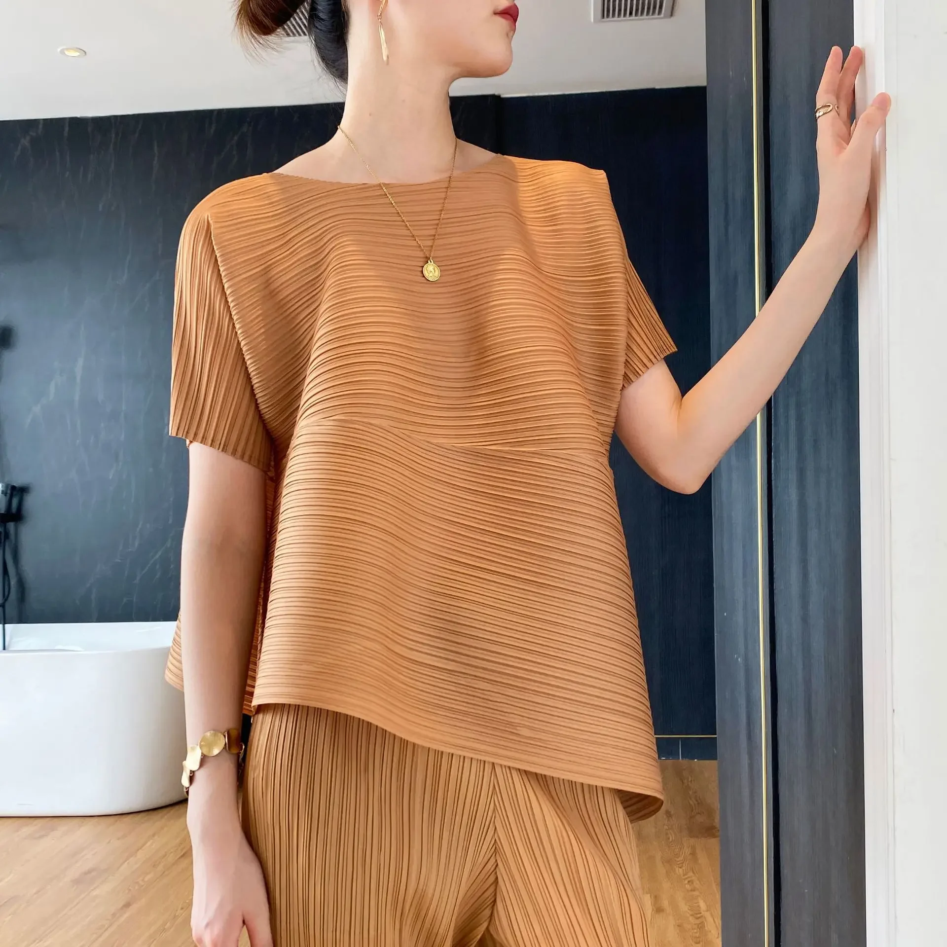 Pleats Pleated Angled T-shirt 2024 Summer High-end Pleats Irregular Large Size Loose Small Perfume Short Sleeve Slant T-shirt