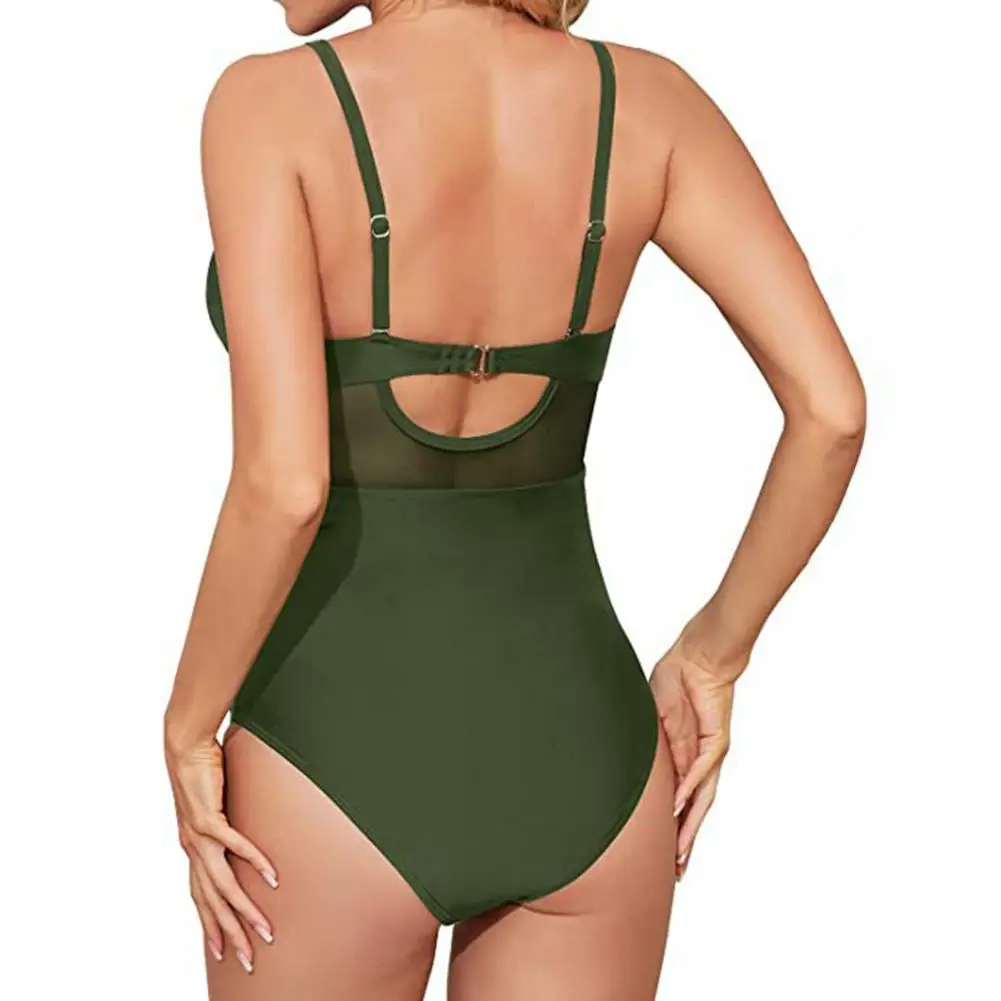 สายรัด One Piece ชุดว่ายน้ําผู้หญิงสีทึบ Bandeau ชุดว่ายน้ําชุดว่ายน้ําชายหาดสีดําสวม Monokini Beach ชุดว่ายน้ําสไตล์