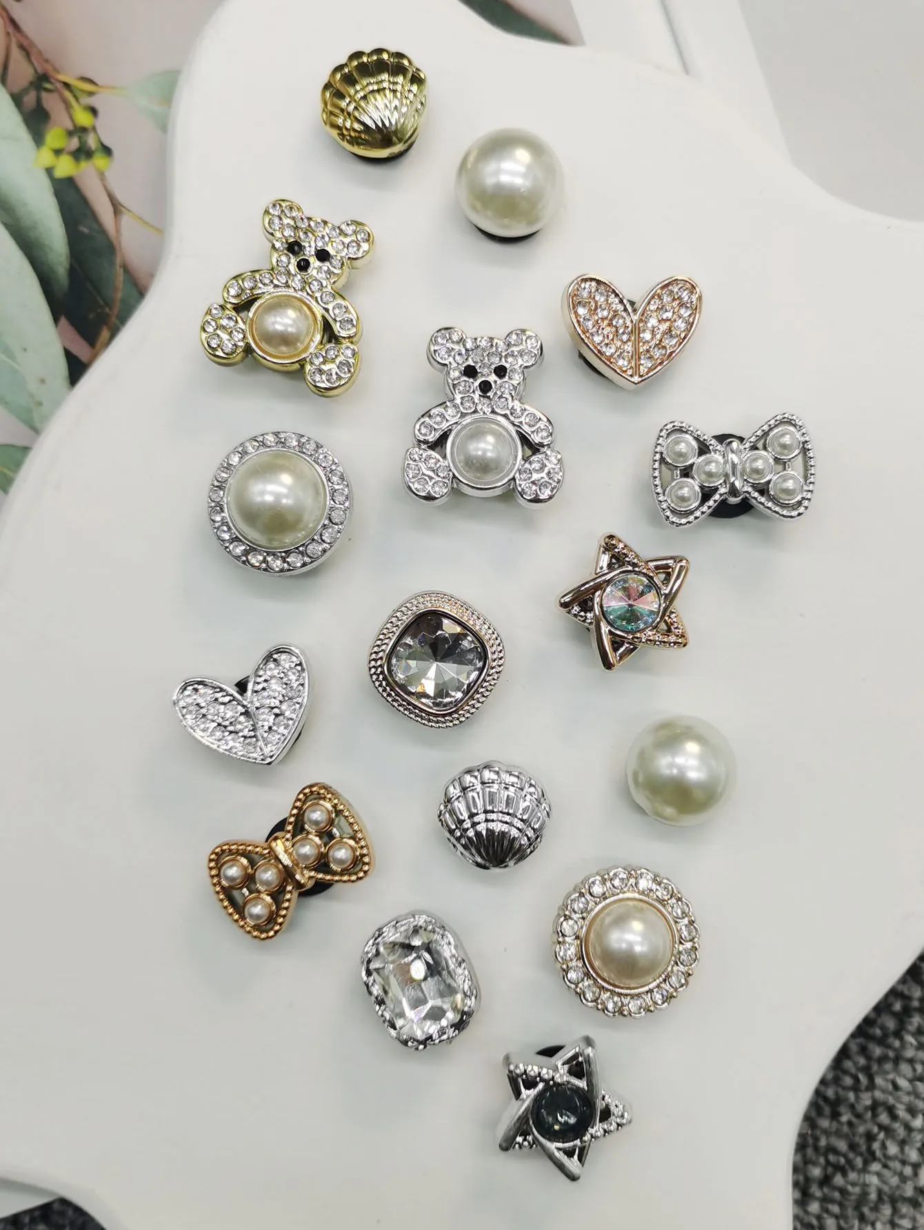 16-teiliges Set Harz-Bären-Schuhcharms Zubehör Herzförmige Schuh-Clips für Clogs DIY-Dekorationen Künstliche Perlen Schleifen-Schuhclips – Detail 1