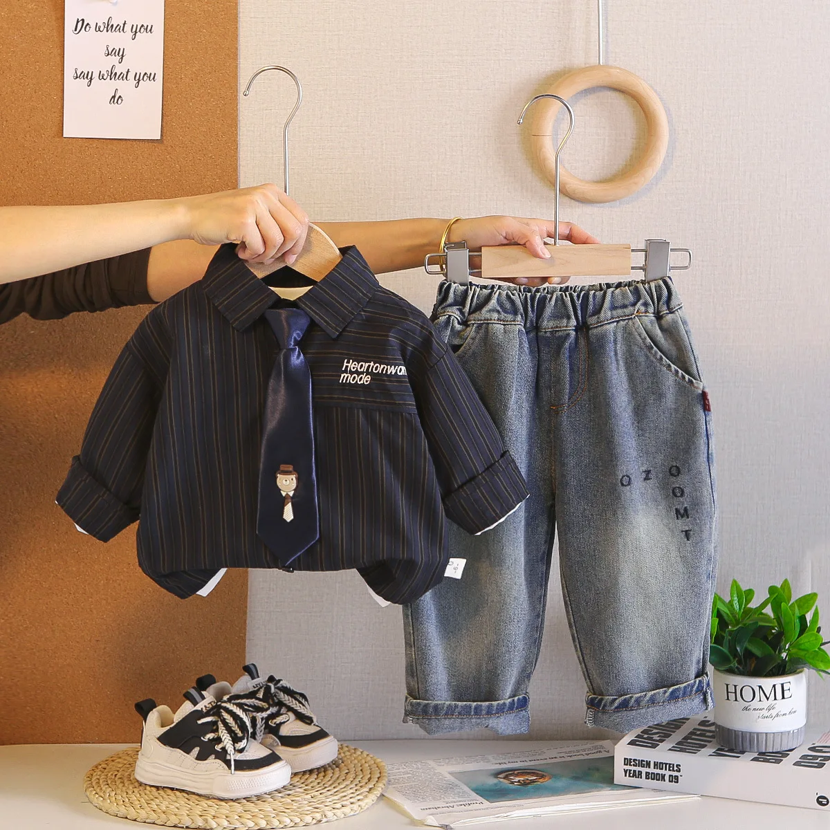 nuovo-completo-2-pezzi-per-bambino-2026-camicia-a-righe-con-cravatta-rimovibile-jeans-con-elastico-in-vita-set-casual-primaverile-e-autunnale-per-bambini