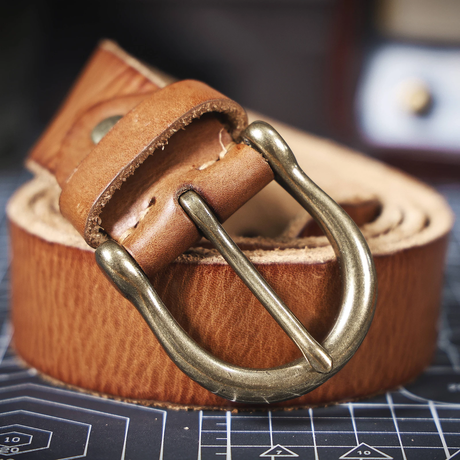 Vintage Echtleder-Herrengürtel mit Kupferschnalle, Handgefertigter Casual-Gürtel mit Geschenkbox, Verstärktes Oberleder aus Italien – Detail 32