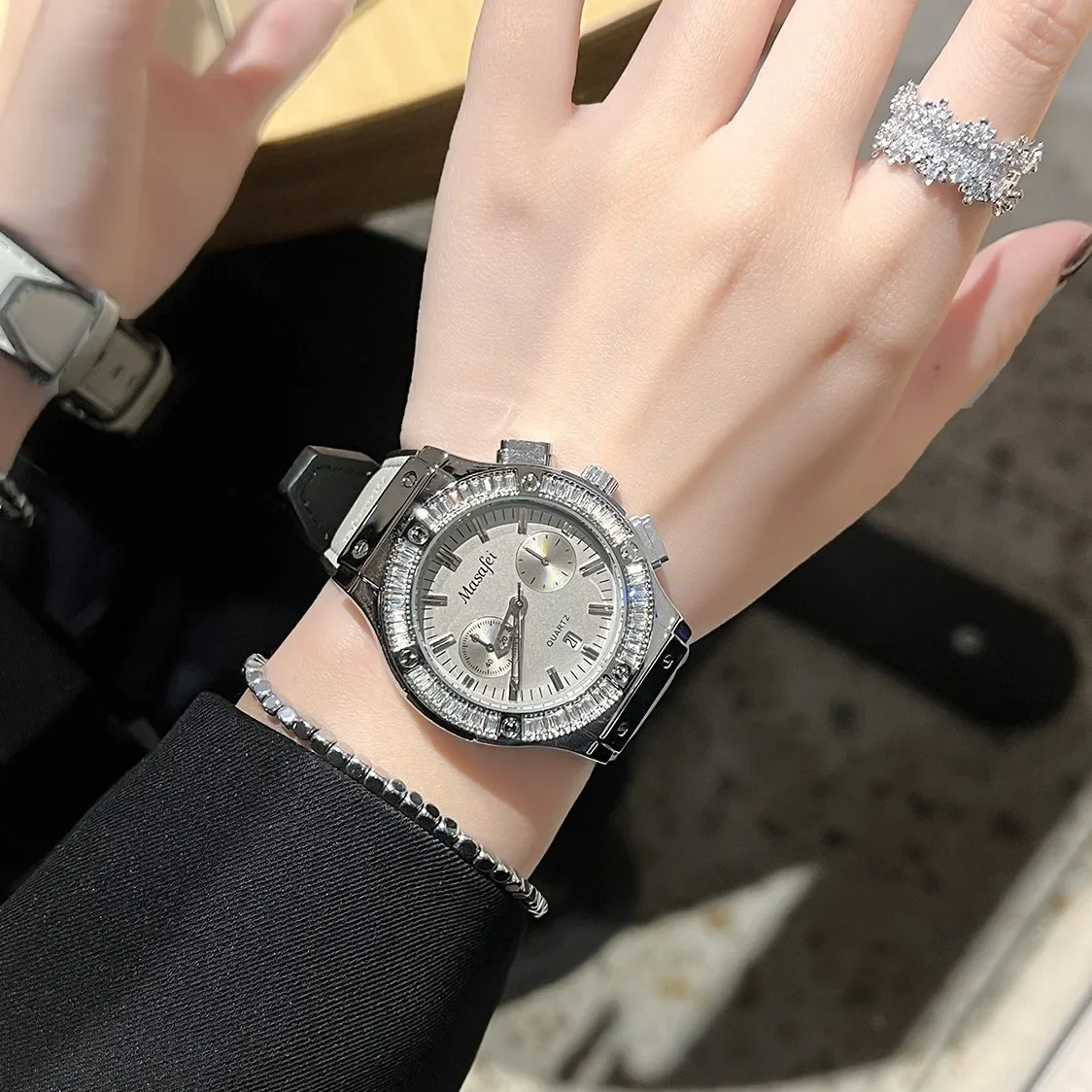 ​ ​ 2025 orologio al quarzo da donna di lusso cristallo di zaffiro acciaio inossidabile impermeabile luminoso datario regalo elegante stile casual