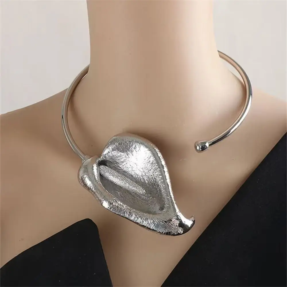 

Three-dimensional Floral Open Choker Niche Design Exaggerated Clavicle Chain Irregular Flower Modeling Collar Choker Necklace