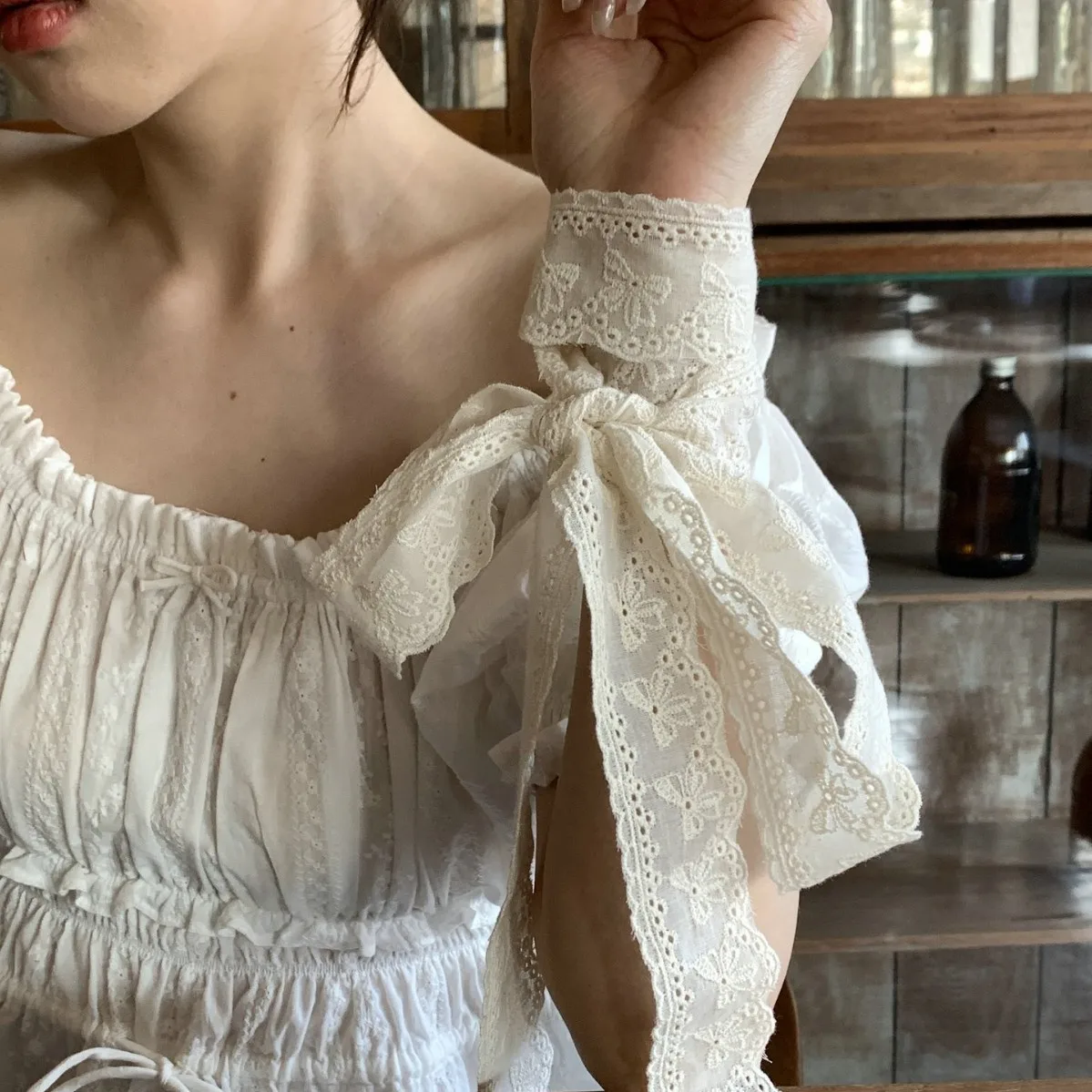 2025 bufanda de encaje de puro deseo blanco de estilo francés para mujer de alto sentido 2025 nuevo estilo cuello fino bufanda larga estrecha cinta para el cabello atada