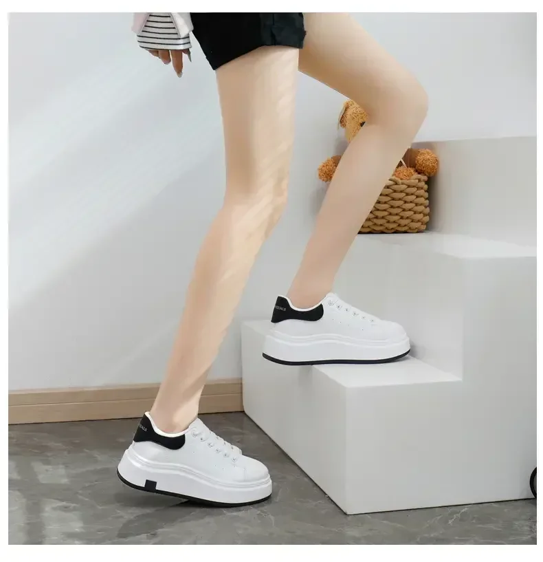 Unisex Sports Shoes in Black and White - Casualflowshop