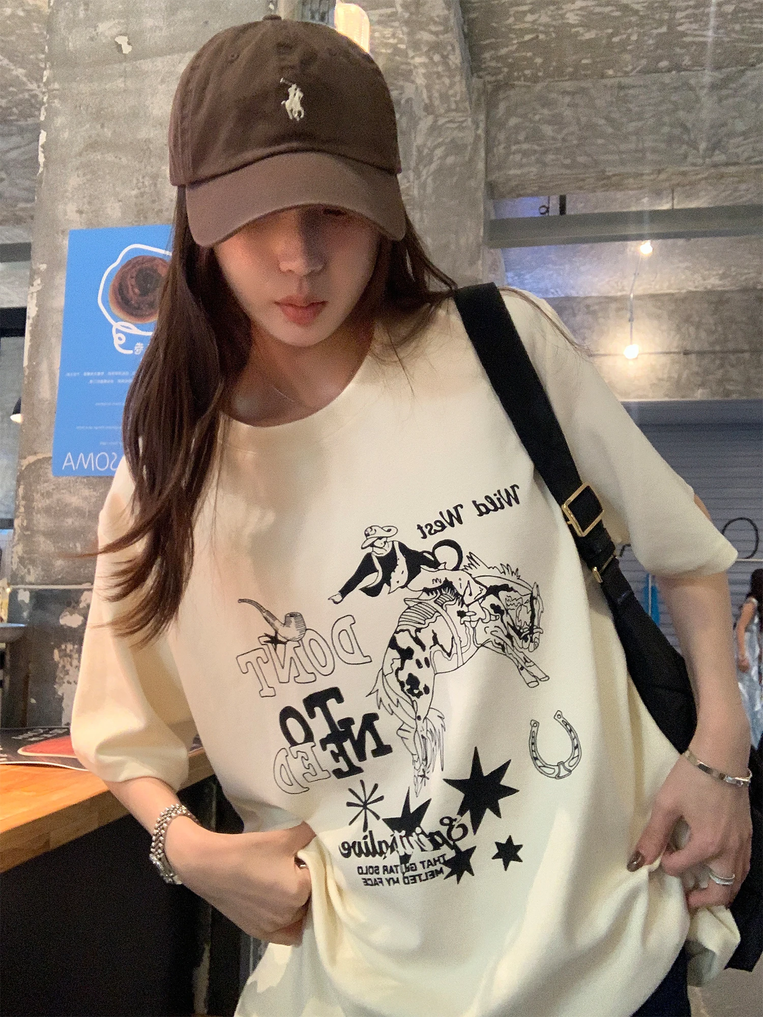 

A 26SS Western Diary High Quali Floing Print T-irt Women Loose Large Version ort Sve round Ne Casual Top