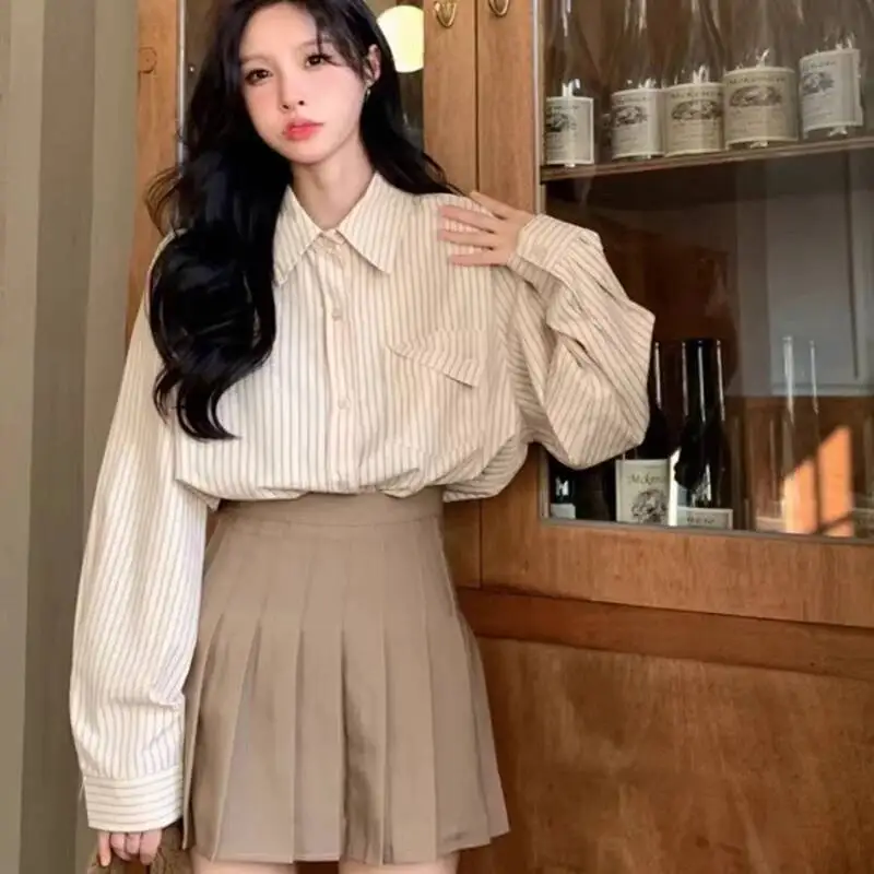 Moda coreana azul listrado camisa feminina 2025 outono manga longa blusas soltas mulher chique bolso turn down collar camisas femininas