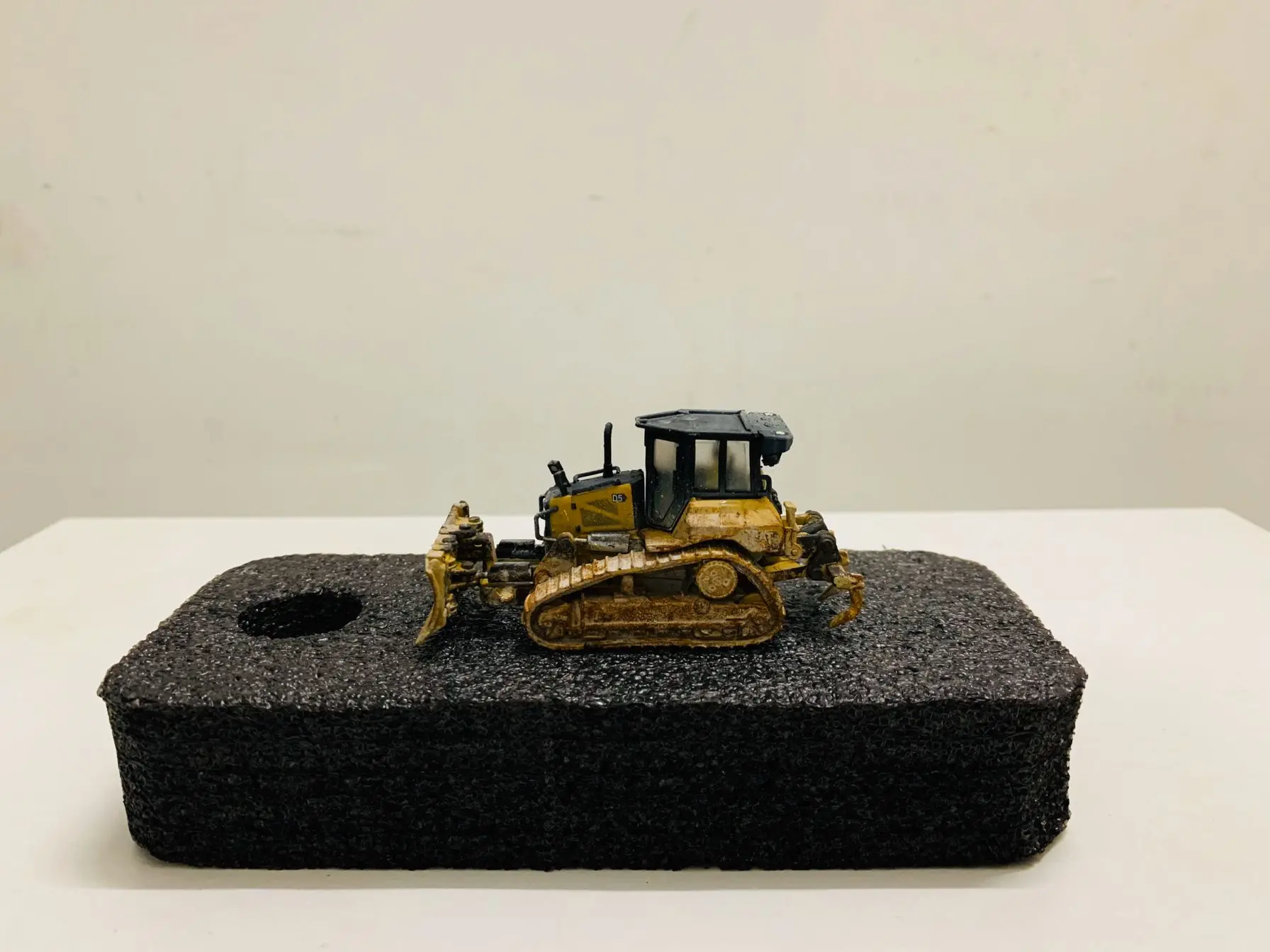 

D5 Dozer HO Scale 1:87 Metal Model Muddy Edition By Diecast Masters DM85953 New in Original Box