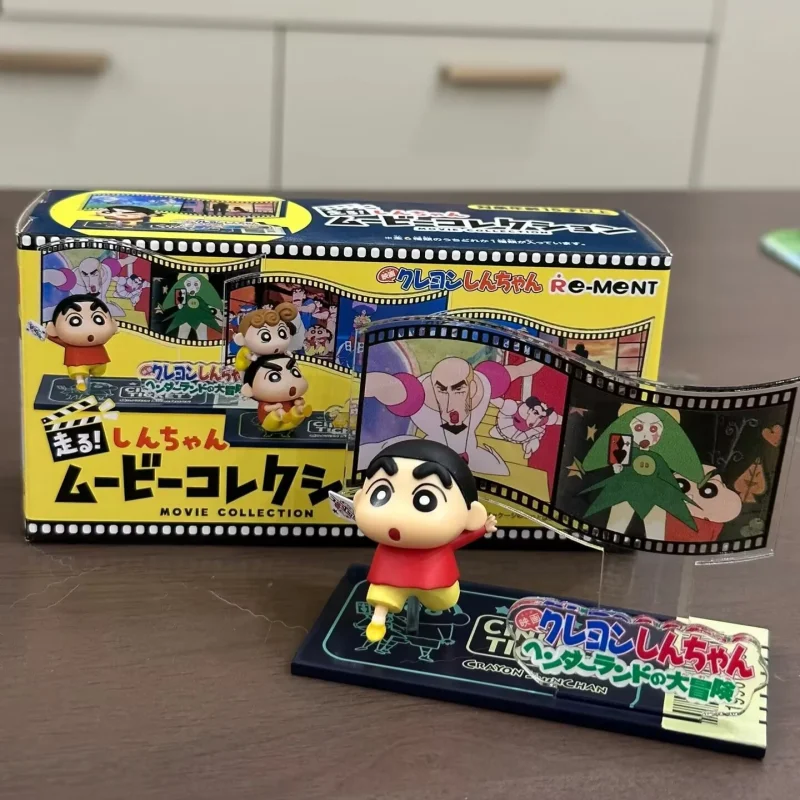 Caja ciega Crayon Shinchan, juguetes en miniatura, escena de postura para correr, figura de Anime, modelo de muñeca, juguetes para coleccionar adornos, regalos para niños