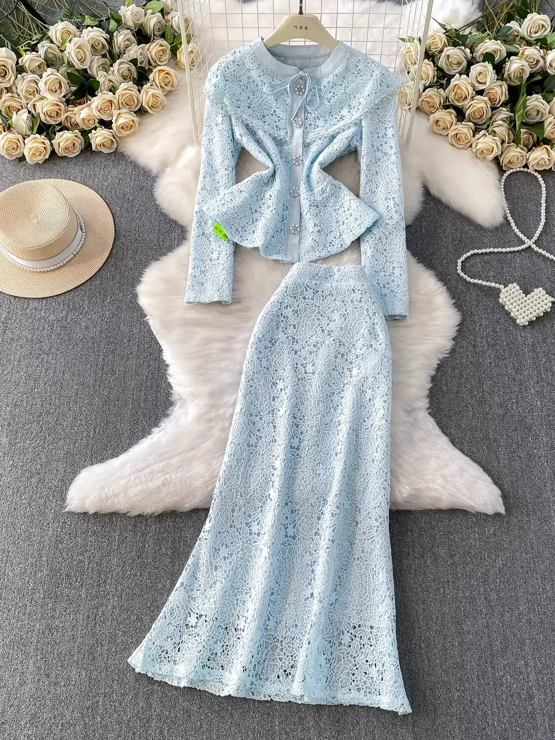 Conjunto de Alta Gama, Estilo Elegante, Camisa de Encaje de Ganchillo con Cuello Redondo y Botones de Perlas + Falda Ajustada de Cintura Alta, Conjunto de Dos Piezas
