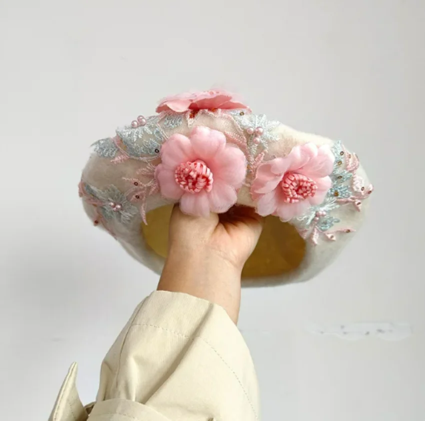 女性の花のベレー帽、豪華なデザイナー、画家のブーケ、女性のbonnet