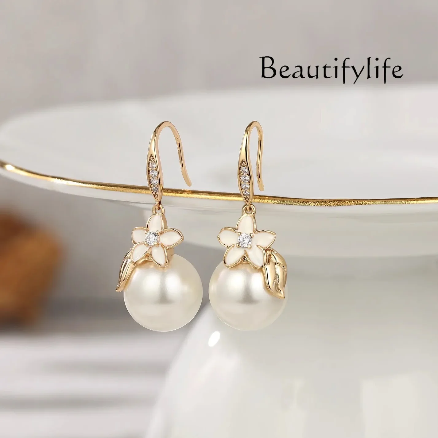 Natural freshwater pearl earrings, high-end exquisite earrings, white pearl earrings, small flower ear hooks.