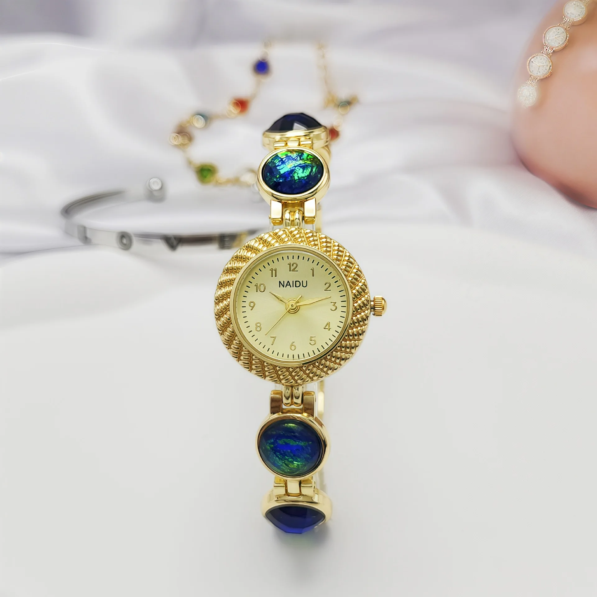 

2025 Новые винтажные женские часы с цветными драгоценными камнями, легкие роскошные персонализированные часы в стиле ретро с золотым благородным браслетом