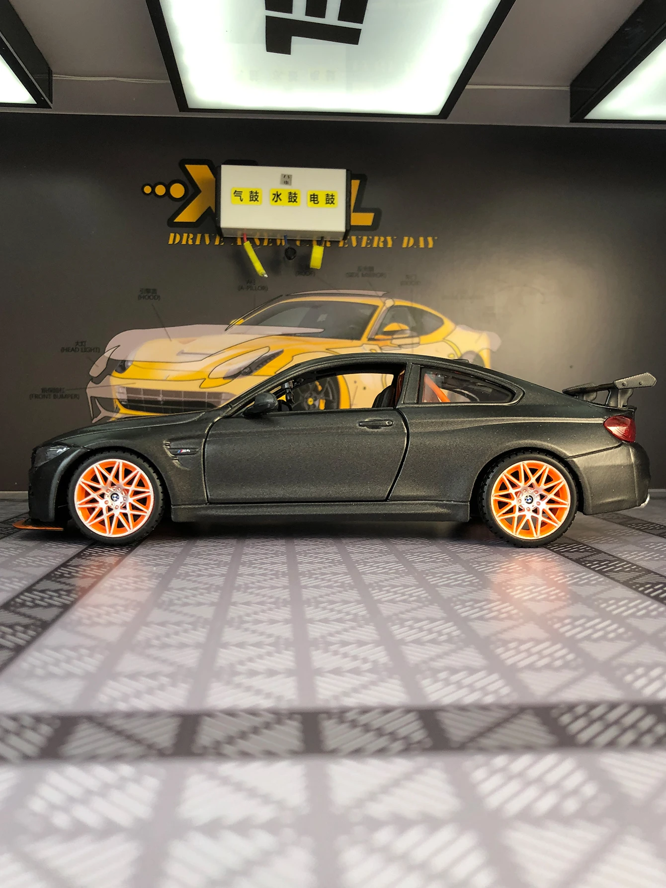 Maisto 1:24 simulação liga de zinco BMW M4 GTS modelo de carro, ornamento estático, carro de presente colecionável de metal