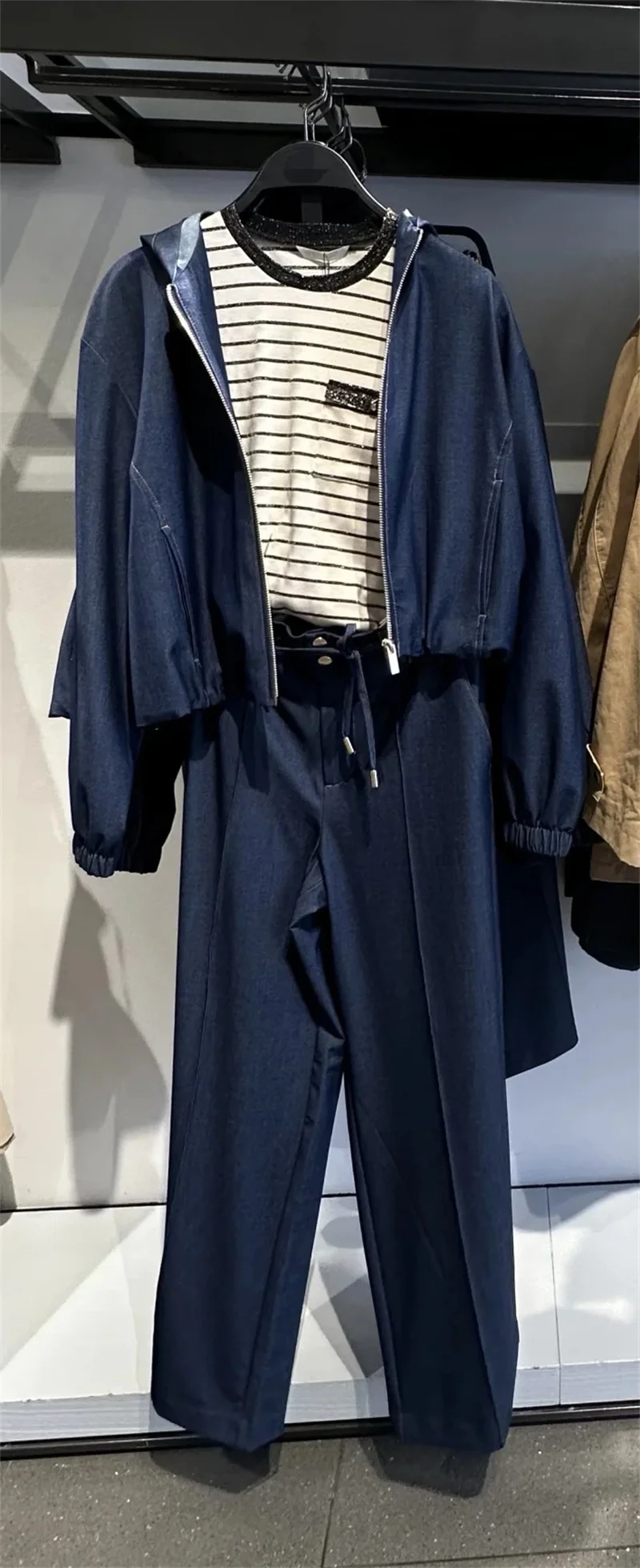 

Женский костюм с пилотом с капюшоном и широкими брюками на резинке, повседневный и удобный комплект из 2 предметов на осень и зиму.