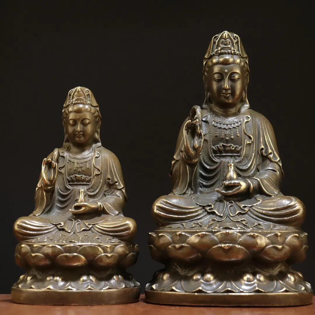 

Антикварная бронзовая статуя сидящей Гуаньинь (Авалокитешвары) с лотосом, держащей в руках ветви ивы, для декора буддийского храма или дома.