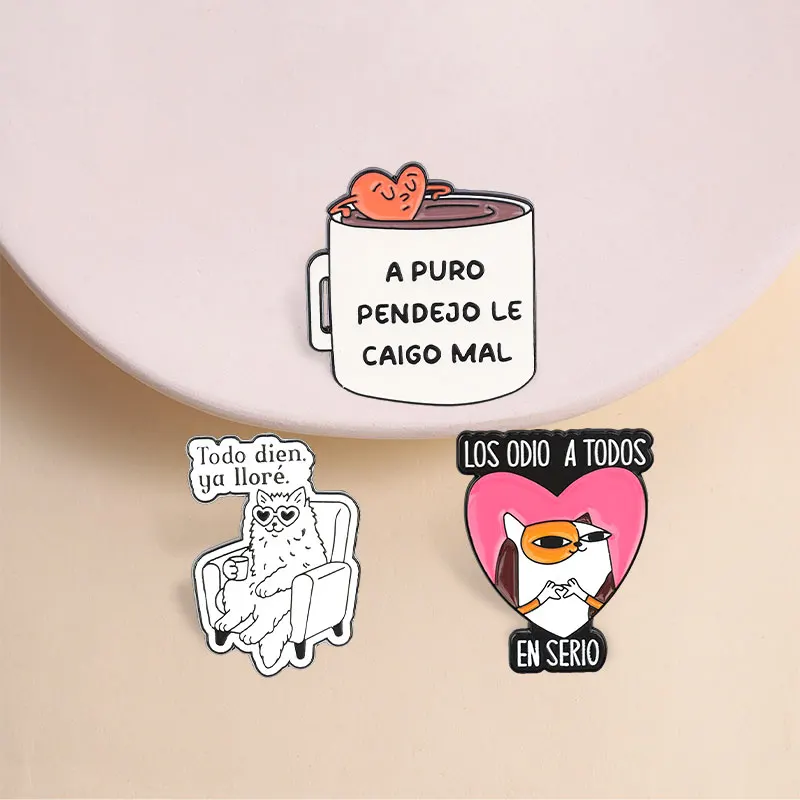 Pins de Esmalte con Frases Sarcásticas en Español, LOS ODIO A TODOS EN SERIO, Diseño de Gato con Mano y Corazón ‌   Broches, insignias, joyas, regalos para amigos