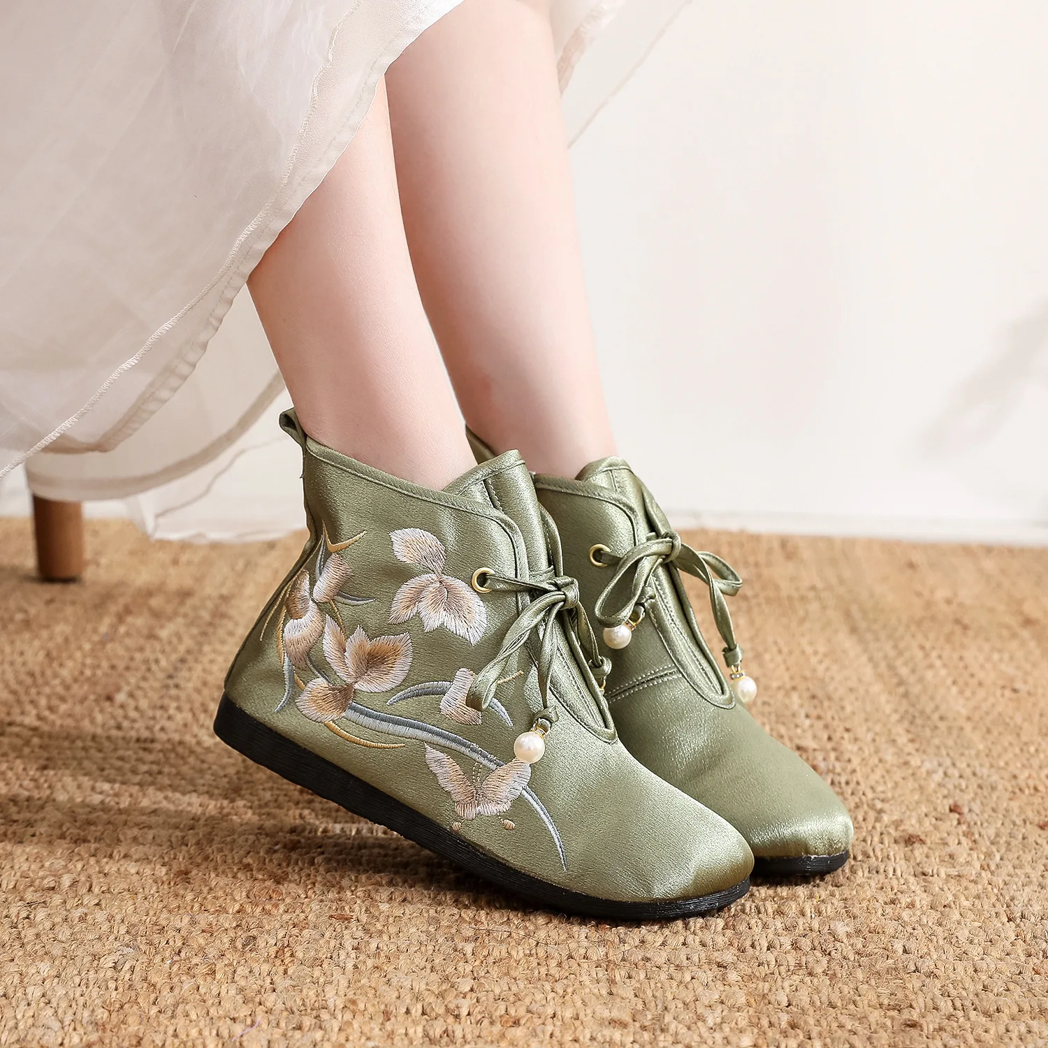 أحذية مطرزة على طراز الخريف مع منحدر كعب وزيادة الارتفاع للنساء أحذية قماشية على الطراز العرقي