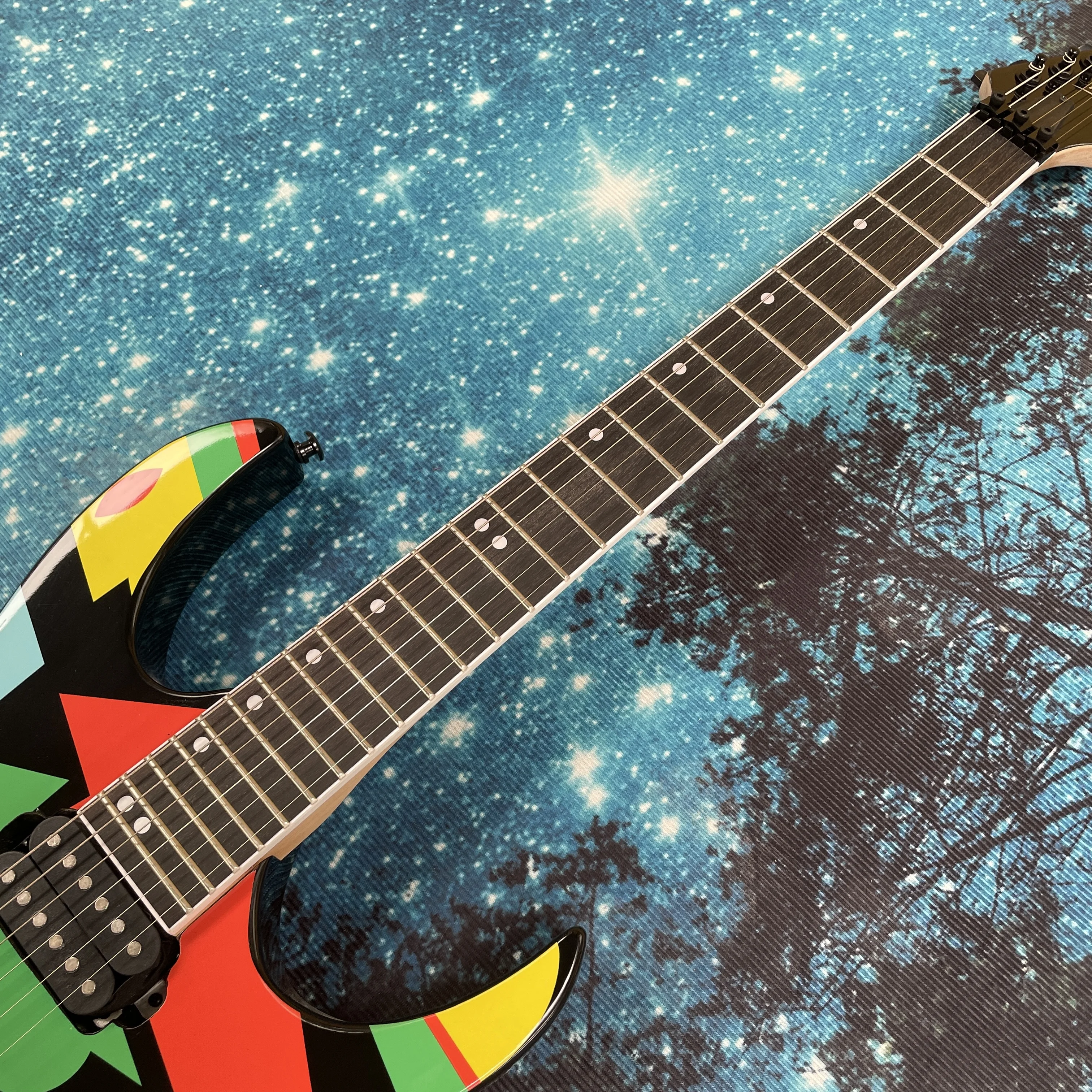 Colorful geometric patternguitar, ultra-thin neckwith acomfortable feel,double pickups guitars, rock and metal electric guitarra