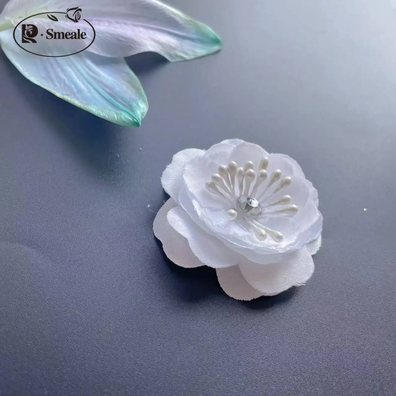 20 Stück/Packung. 3D-Diamant-Federblumen. DIY-Bastelbedarf, weiße handgefertigte Stoffblumen, Haarschmuck-Dekorationen. RS24302 – Detail 3