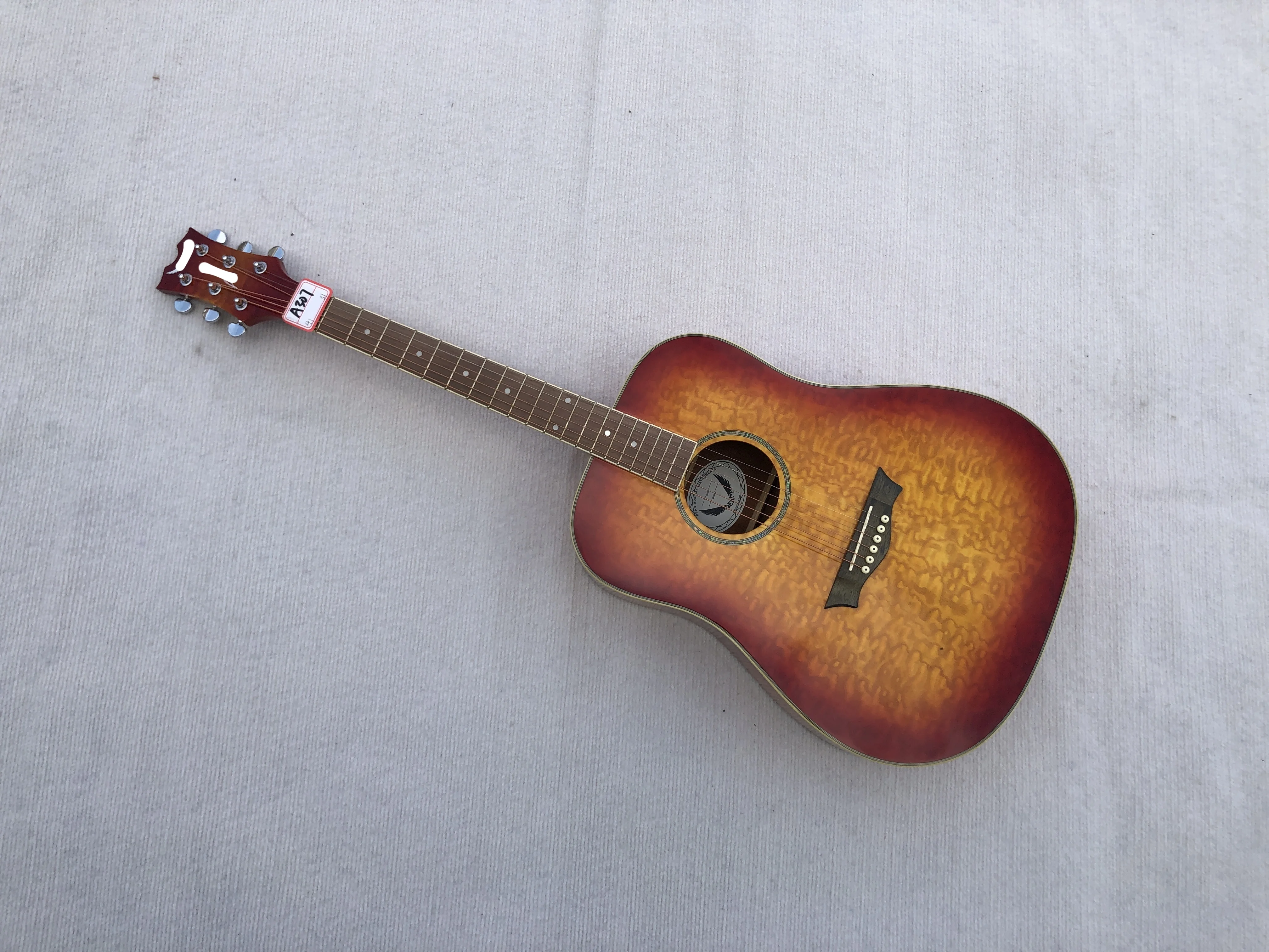 Guitarra acústica folclórica de 61 pulgadas y 6 cuerdas de buena calidad con pegatinas onduladas de agua, cuerpo de madera laminada en stock