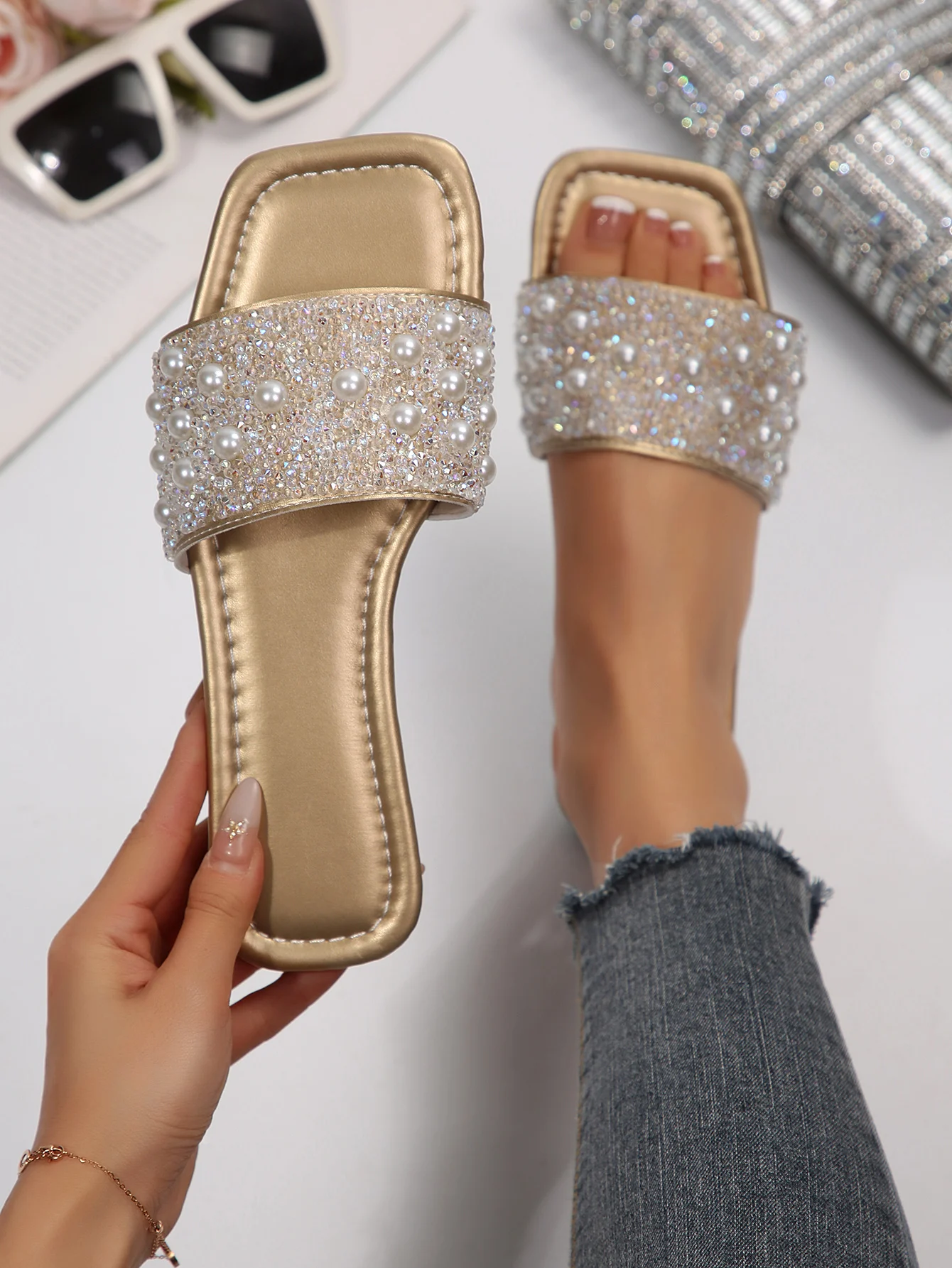 

New Fashionable Summer Sandals for Women, Slip-On Slippers, Party Birthday Gift, Solid Color Outdoor Casual Shoes, Simple and Elegant Flat Beach Slippers, Easy to Match, Comfortable for All-Day Wear at Home and Outdoors