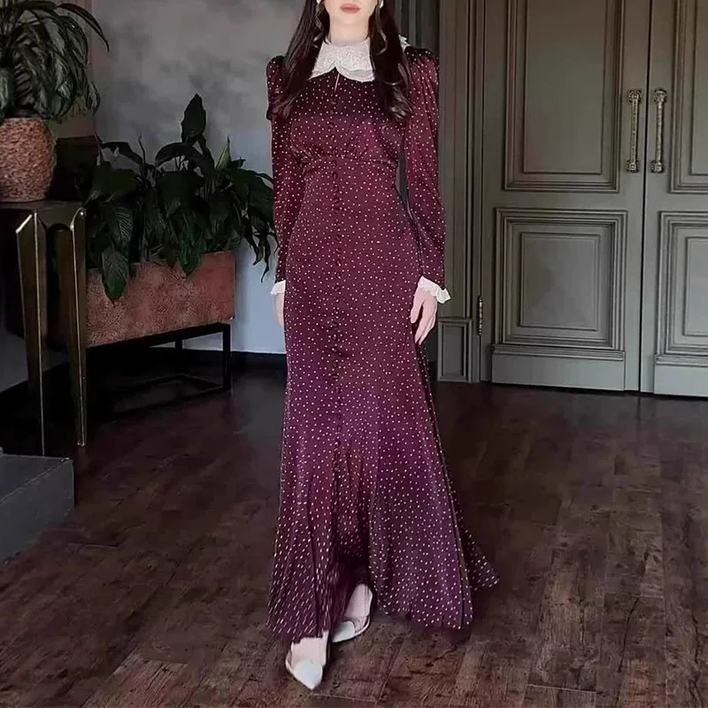 Sukienka o dopasowanym kroju z koronkowymi guzikami, kołnierzykiem typu doll collar, nadrukiem, długimi rękawami, damska, z podkreśloną talią i długą spódnicą.