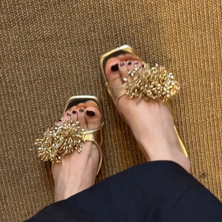 

2025 New fashion rhinestone square toe flat one-shoulder French beach flip-flops for women wearing flip-flops as outerwear