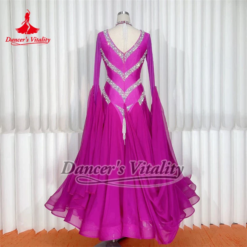 ชุดเต้นรำบอลรูมแขนยาวสีม่วงแดงหรูหราประดับด้วยคริสตัล AB สำหรับเต้นวอลซ์ ฟ็อกซ์โทรต์ ควิกสตีป  แบบสง่างามสำหรับนักเต้นขั้นสูง  รับสั่งตัดตามแบบ