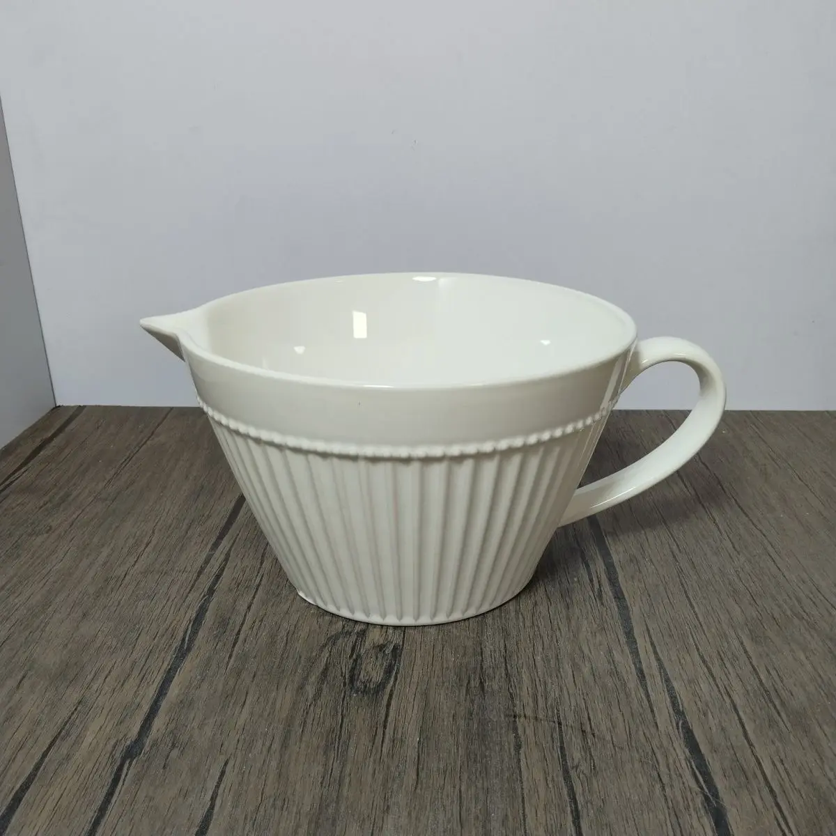 Nordic style ceramic kiln change retro white relief beads vertical stripes pointed mouth drainage bowl noodle bowl soup bowl