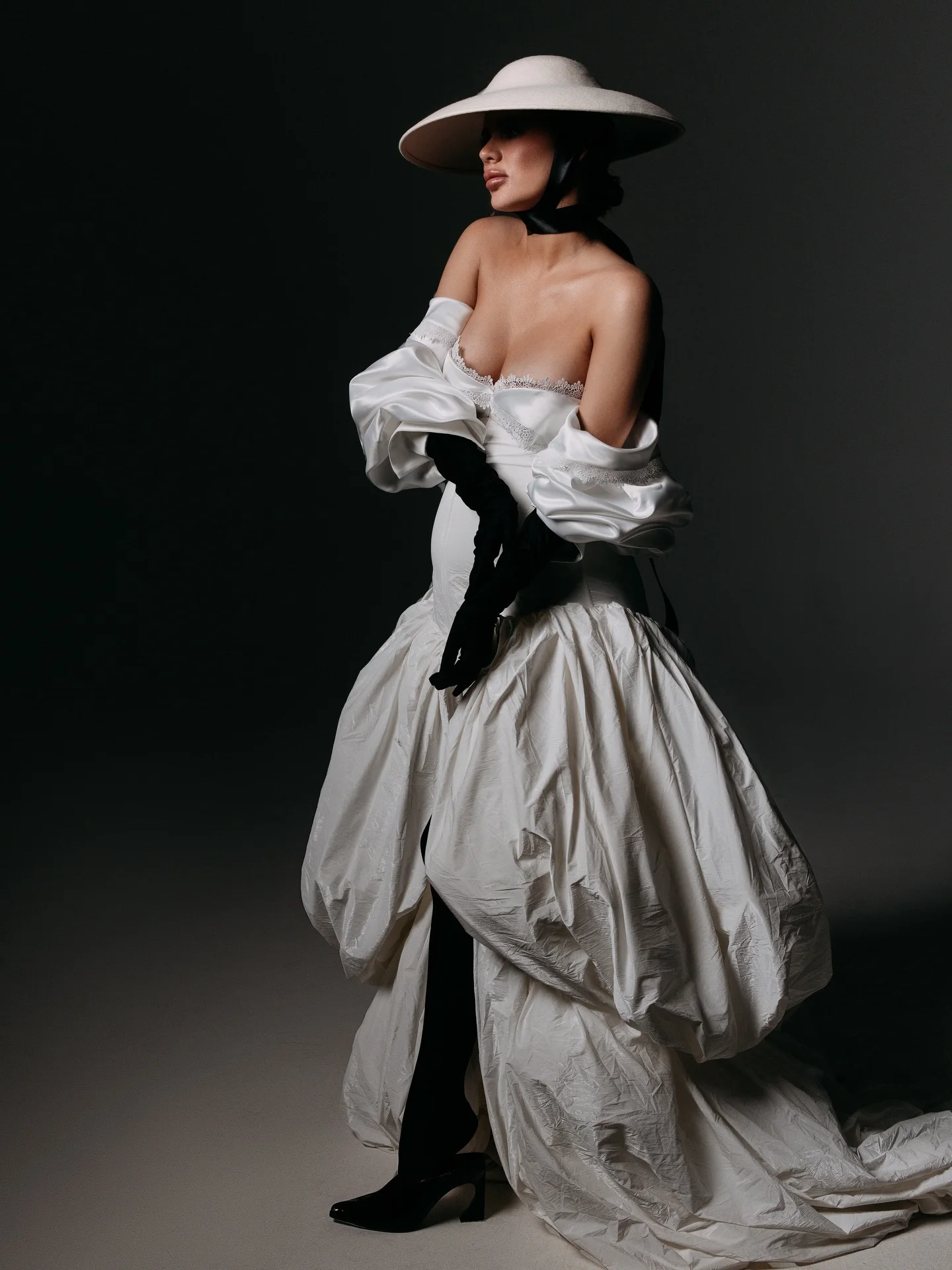 Nieuwe collectie witte taft zwangerschapsjurk fotoshoot kant off-shoulder kapmouwtjes volume rok unieke babyshowerjurken 2026