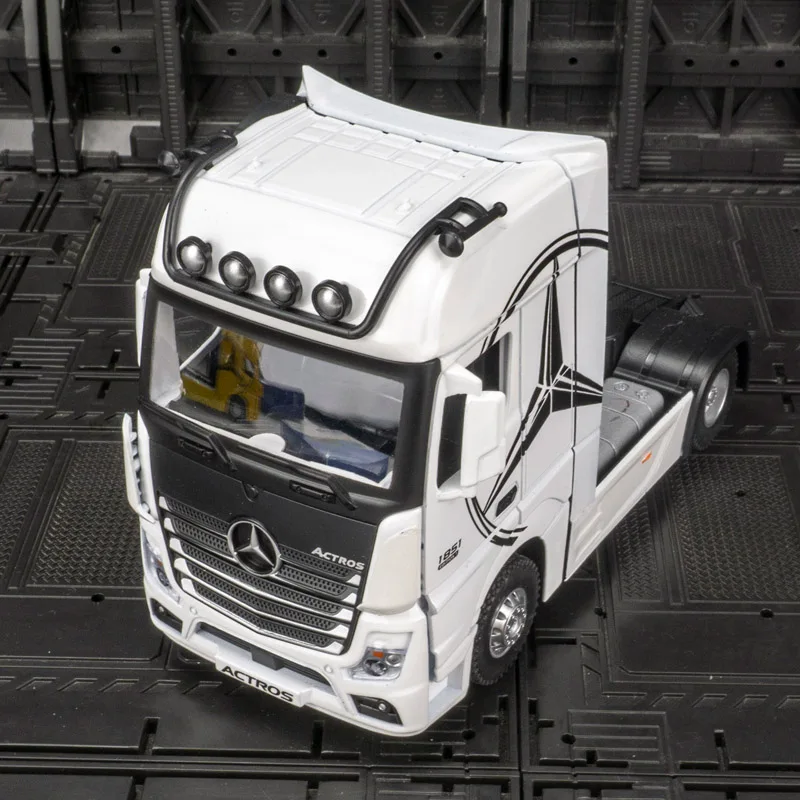 

Модель грузовика Mercedes Benz в масштабе 1:36, из сплава, с открывающимися дверями с обеих сторон, богатой детализацией и тонкой отделкой.