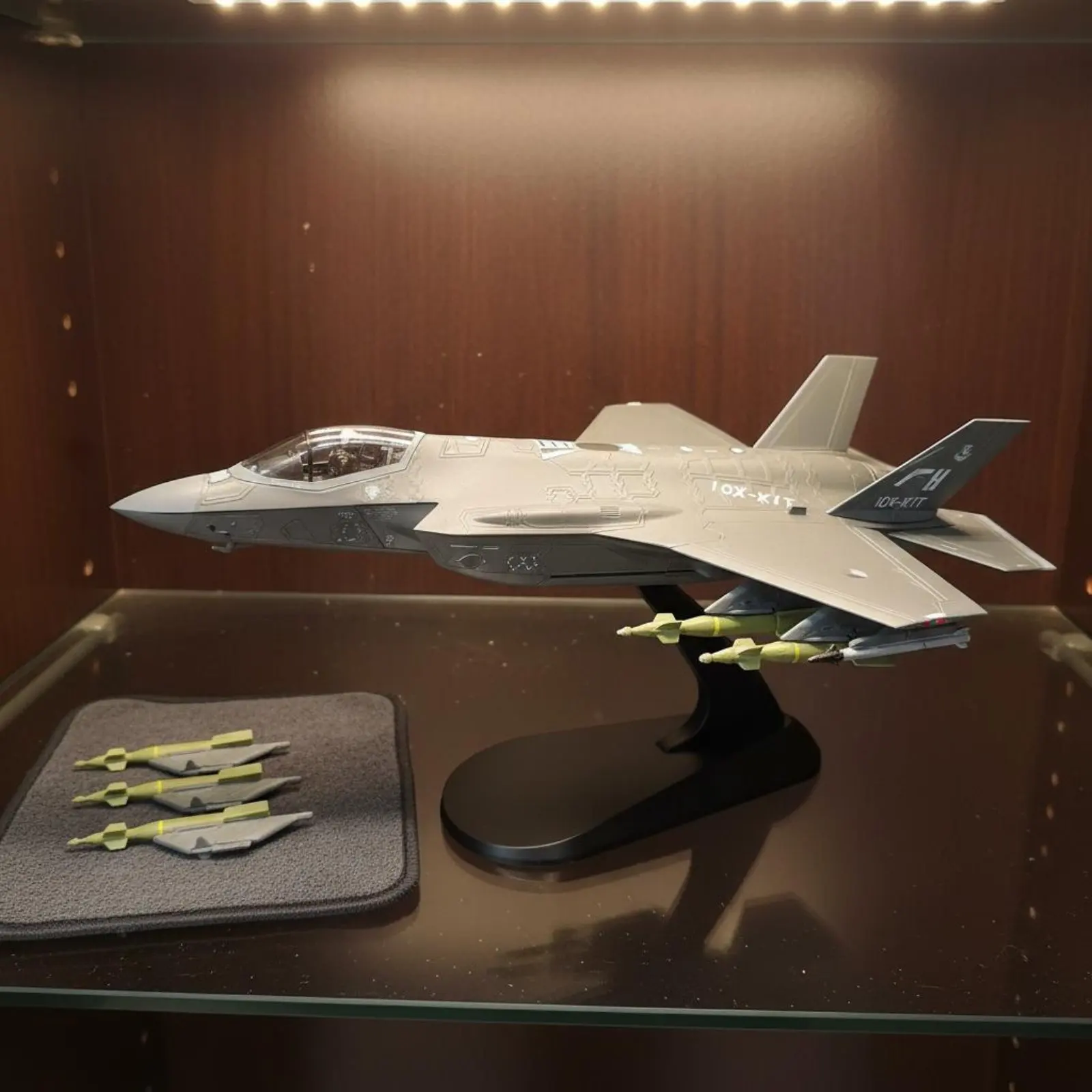 

1/72 F-35A Display Model Detachable Missiles F-35 Stealth Fighter Model 1:72 Scale Plane Die-Cast No Assembly