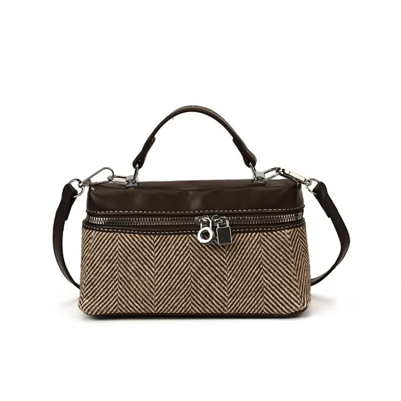 حقيبة يد نسائية مصنوعة من الجلد الفاخر، كاجوال بسيط عتيق ومظهر كلاسيكي للركاب في باريس #6