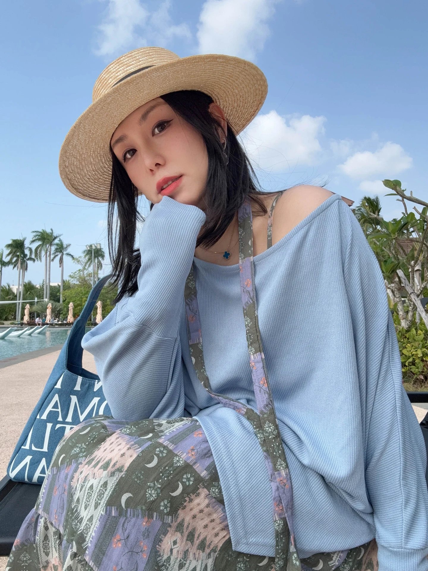 

Женская свободная футболка VOGANA большого размера с рукавом «летучая мышь» и одним открытым плечом, в корейском стиле, вязаная, повседневная, приталенная, для женщин