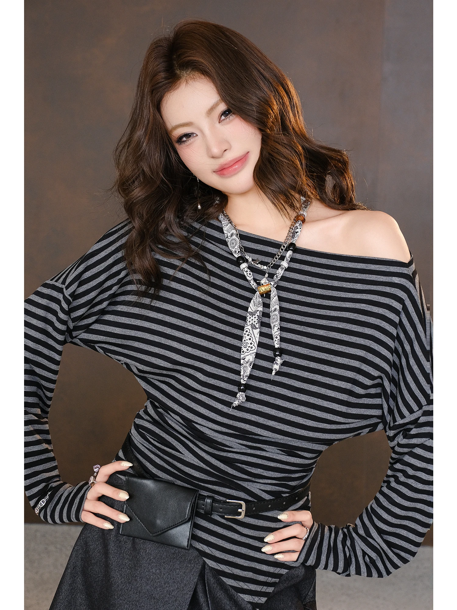 

Комплект MIUCO: Модный женский костюм для города с открытыми плечами, асимметричным воротником, плиссированной юбкой с высокой талией и полосатой футболкой. Весна.