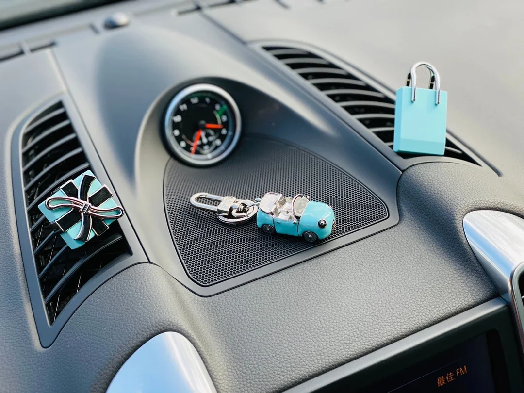 Light Luxury Car Aromatherapy Keychain Three Piece Set for Home Decoration Fragrance Deodorization Gift Box Set Car Decoration