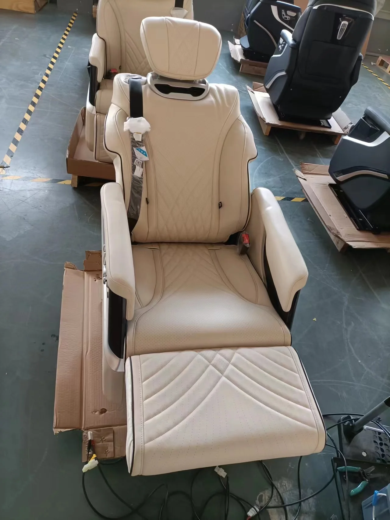 Car Interior Accessories Conversion 2024 Luxury VIP Captain Seat Electric Reclining Passenger Chair For Mercedes W447 Toyota