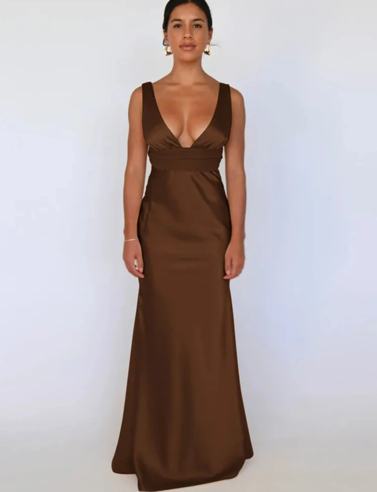 ชุดเดรสยาวผ้าซาตินสำหรับผู้หญิง แขนกุด คอวี แต่งผ้าแบบ Patchwork  รัดรูป  ประดับมุก  โชว์หลัง  ชุดราตรีหรูหราสำหรับงานเลี้ยง