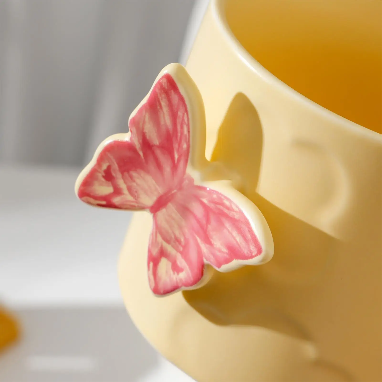 

Чашки-бабочки для женщин, 350 мл, керамические красивые кофейные чашки, декоративная посуда для напитков, посуда с крышкой-ручкой, красивый дизайн для