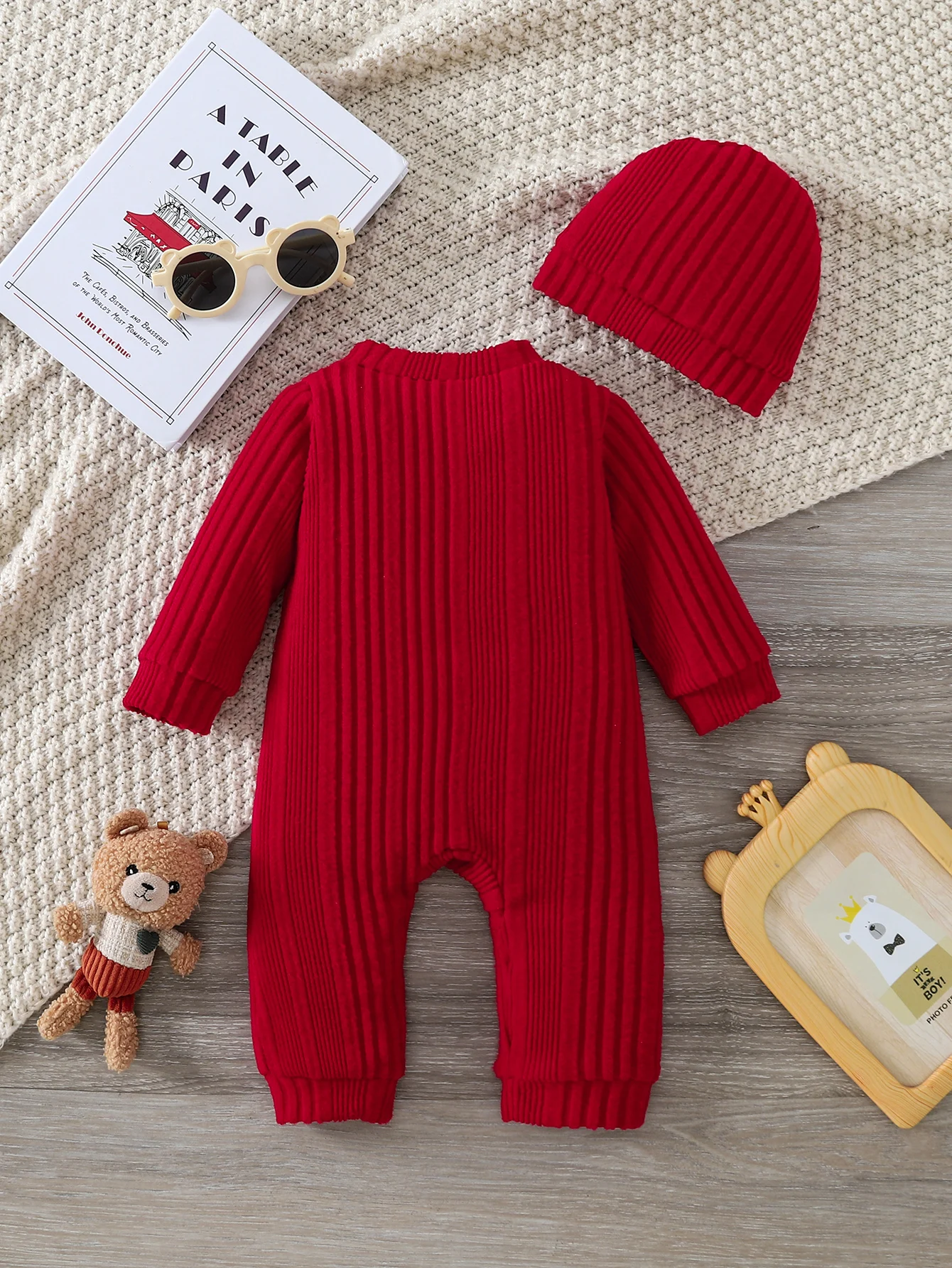 2-teiliges Baby-Set für Frühling und Herbst: gerippter Strampler + Strickmütze, niedlicher Bären-Aufnäher, roter Knopfverschluss vorne, für 0-18 Monate – Detail 2