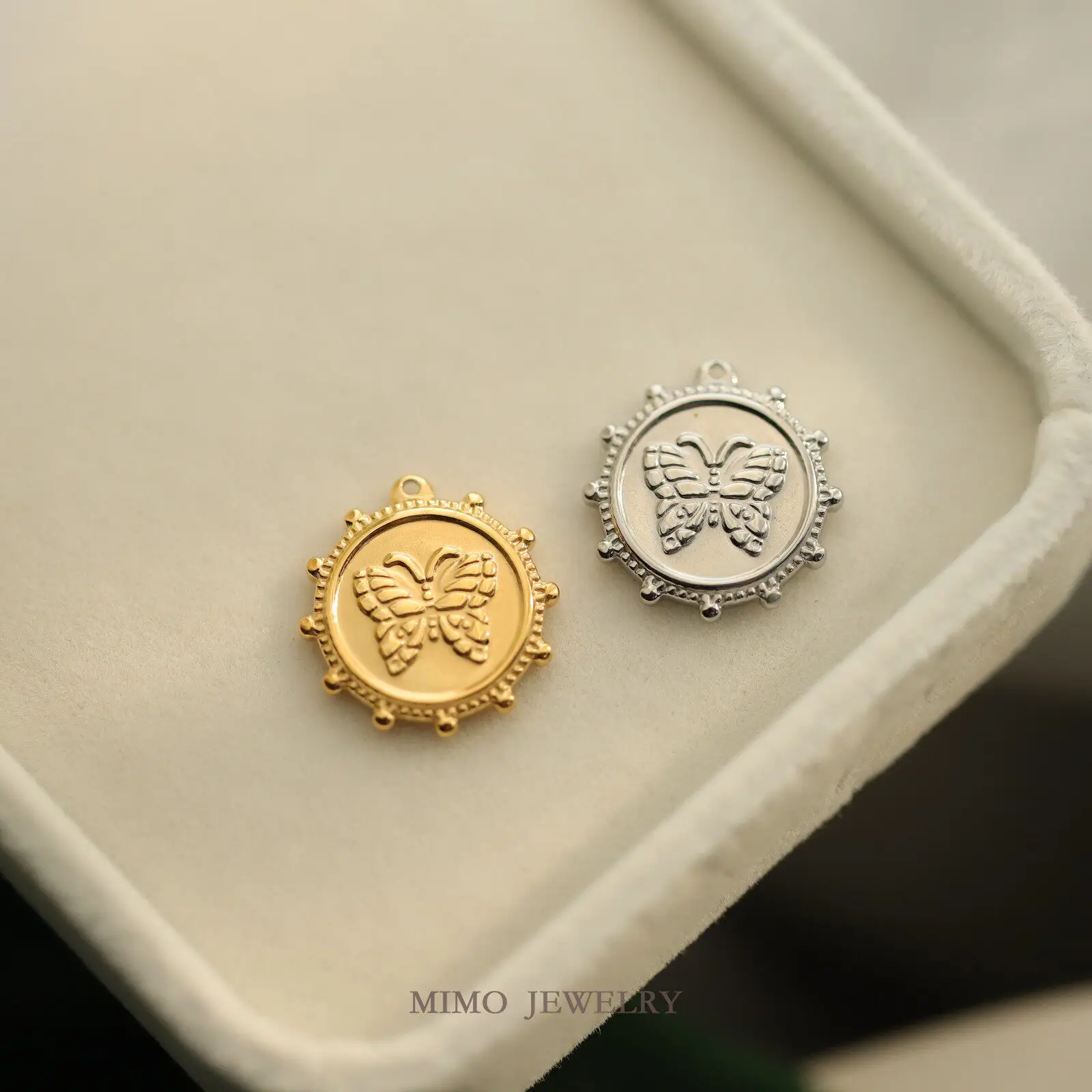 1pcs Titanium Steel Gold-plated Round Relief Lace Butterfly Charms Pendant For Jewelry Making DIY Bracelet Accessories Findings