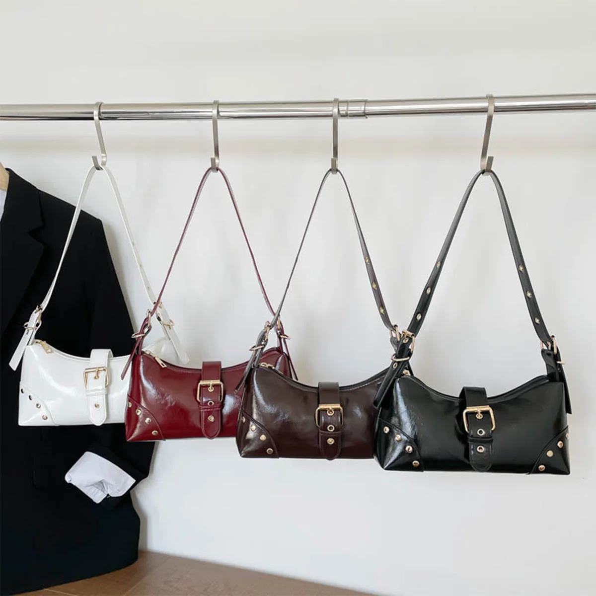 حقيبة كلاسيكية من الجلد اللامع تحت الإبط، ترصيع بلون سادة وحزام بإبزيم معدني وسحاب من البولي يوريثان وحزام قابل للتعديل سهل التنظيم للتنقل